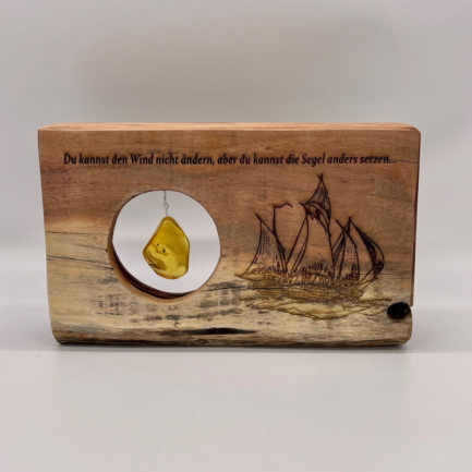Grosse Holzskulptur mit Gravur und Bernstein 3