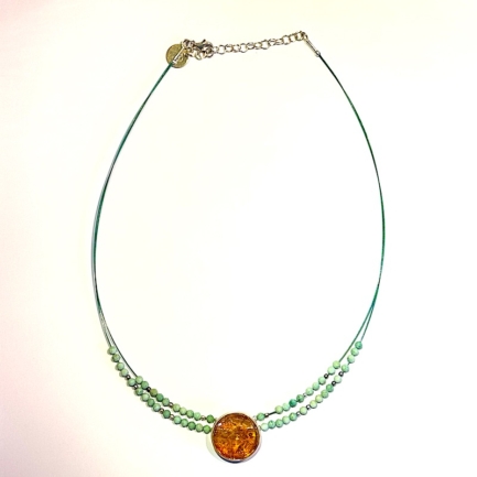 Bernstein-Collier türkis zweireihig an der Stahlseide mit Perlendetails
